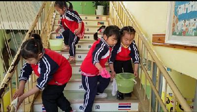 县幼儿园开展“学雷锋”主题教育活动