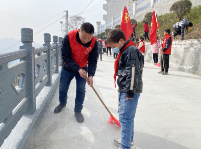 房县姚坪中学：弘扬雷锋精神 构建和谐校园