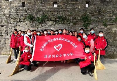 县实验小学 “学雷锋树新风清洁房县”在行动