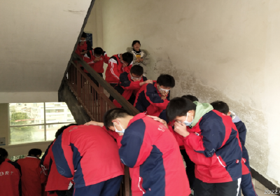 七河中学：举行法制及安全教育大会