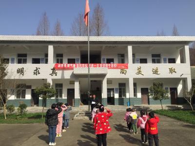 野人谷镇木瓜小学：开展“学雷锋，践行动”主题教育实践活动