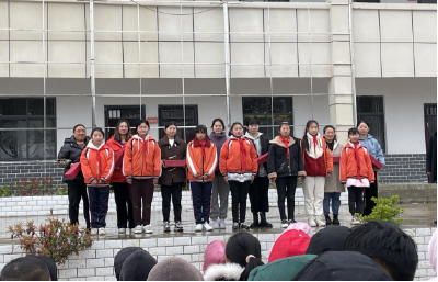 九道乡咸水东风希望小学举行献奖杯仪式