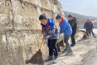 万峪河乡中心小学：“学习雷锋精神，树校园新风”