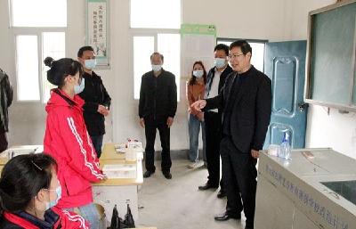 市教育局来房调研教育工作