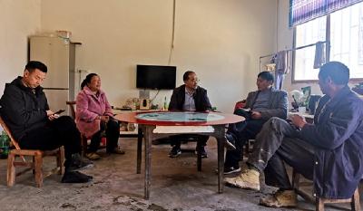 县总工会到卢家坪村开展“户户走到”“清洁家园”活动