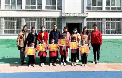 门古中心幼儿园开展幼儿“器械操比赛”