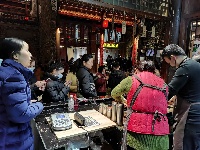 房县西关街：灯火璀璨 游人如织
