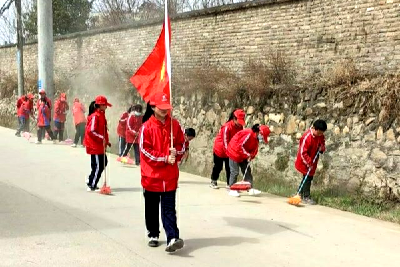 白鹤镇孙家湾小学：三月春风正暖  学雷锋洁家园  