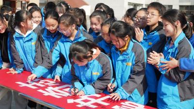 房县思源实验学校：百日誓师激斗志  决战中考创辉煌