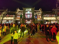 房县西关街：灯火璀璨 游人如织