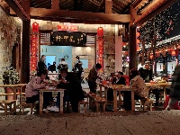 房县西关街：灯火璀璨 游人如织