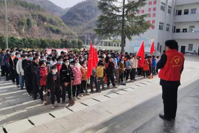 万峪初中开展“清洁家园 美化环境”志愿服务活动
