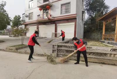 化龙堰镇：“志愿红”扮靓乡村新容颜