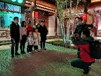 房县西关街：灯火璀璨 游人如织