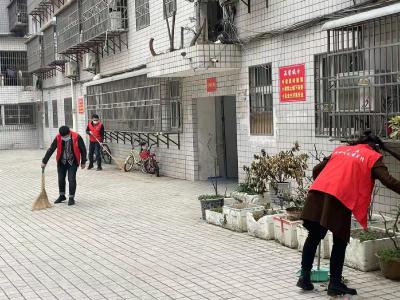 县委组织部：“三认”活动进小区 党员群众心贴心