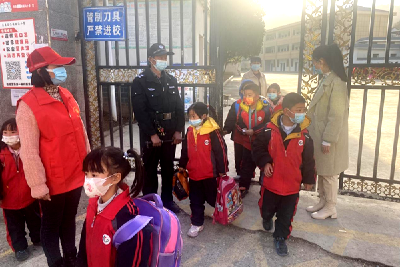 窑淮镇铺沟小学：“警校家”护学岗  筑牢校园安全屏障  