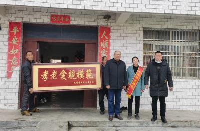 化龙堰镇：让“道德模范”有位