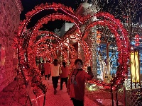 房县西关街：灯火璀璨 游人如织