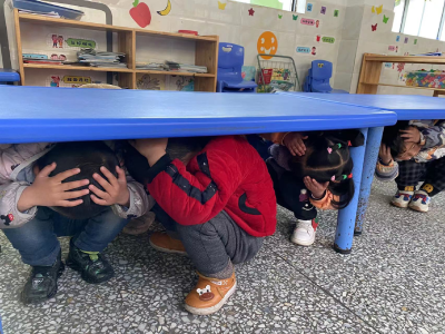 沙河乡中心幼儿园：开展“地震来了，我不怕”防震疏散安全演练活动