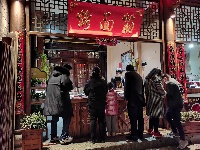 房县西关街：灯火璀璨 游人如织