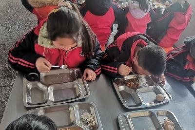 窑淮镇铺沟小学开展“光盘行动手牵手，勤俭节约心连心”活动