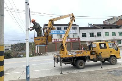 县路灯管理所：积极应对风雨天气 保障路灯设施安全