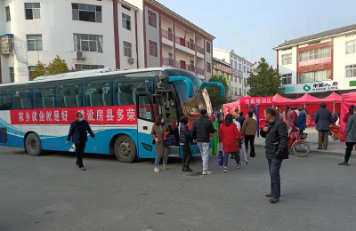 就业大篷车走进乡镇 工作岗位送到家门口 房县"就业大篷车乡镇行"巡回招聘会第一站军店镇纪实