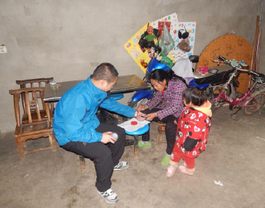 沙河乡财政所：关爱留守贫困妇女  情系“三八”妇女节