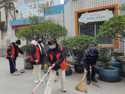 县幼儿园下沉社区参与“清洁房县”行动