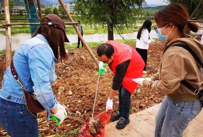 房县人社局：我为群众办实事，马栏河清捡在行动