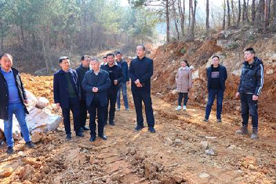 以党建带征拆   以征迁促党建――房县城关镇服务重点项目工作综述