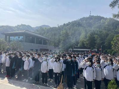 县职校开展清明祭扫活动