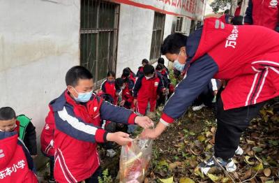 万峪河乡开展“清洁房县”大扫除活动