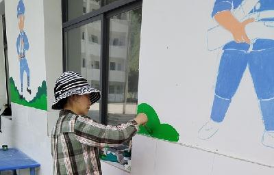 县实验小学：支援兄弟学校开展校园文化建设