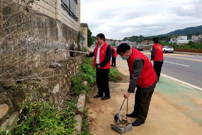 房县：党员清扫我先行  劳动创文迎五一  