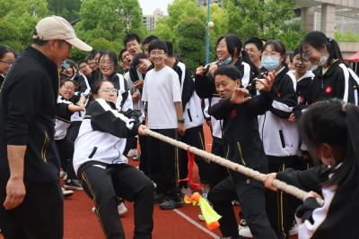 县实验中学举行庆“五一”暨首届趣味运动会