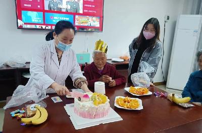 温情生日会情满光荣院