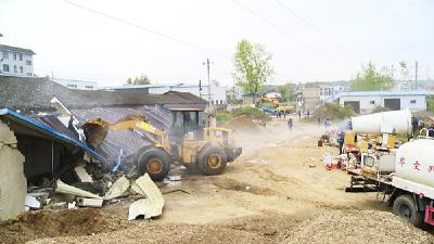 我县依法拆除违建 推进项目建设进度
