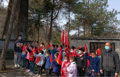 万峪河乡班河小学：清明祭扫缅怀英烈