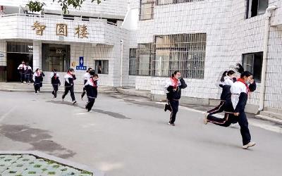 房县城关一中成功开展寝室消防演练