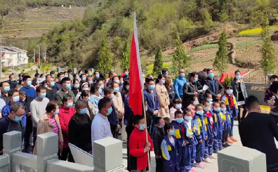万峪河乡老人坪小学开展“清明祭英烈”活动