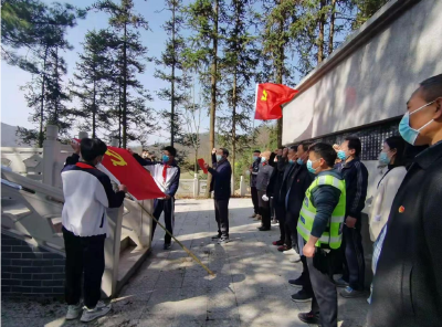 沙河乡中小学将爱国主义教育课堂搬进烈士陵园