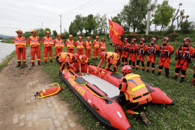 房县开展抗洪抢险实战演练