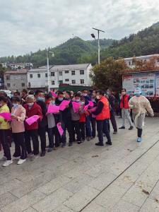 万峪河乡财政所积极开展强农惠农政策宣传