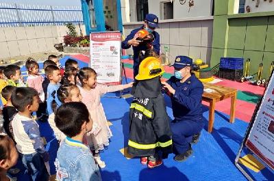 回龙乡：消防演练走进幼儿园 筑牢安全防火墙