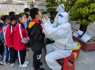 县实验小学开展核酸检测抽检工作