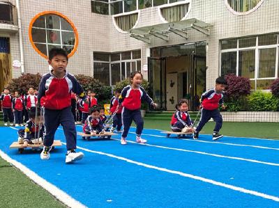 运动促成长  游戏伴童年  ——县幼儿园开展春季运动会活动