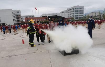 防患于未“燃” 房县小型消防救援站消防演练进校园