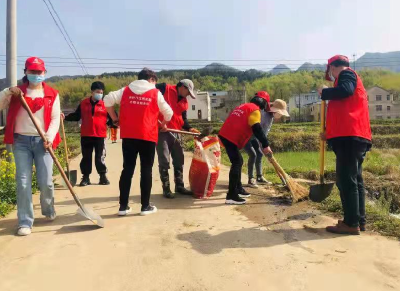 城关镇财政所：开展“清扫房县”志愿服务活动