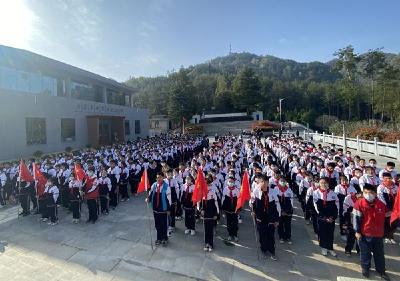 县城关一中：开展“传承红色基因，远足祭奠英烈”为主题的清明节扫墓活动